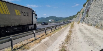 Lucrările de întreţinere a plaselor de protecţie de pe versant pe A1, finalizate FOTO