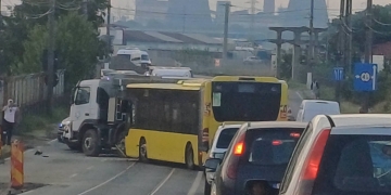 Accident cu o basculantă şi un autobuz, la Timişoara! O persoană a fost rănită