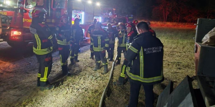 Misiunile pompierilor români, aflați în Serbia pentru a ajuta la stingerea incendiilor, au continuat și pe parcursul nopții