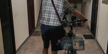 Doi bătrâni dezorientaţi, ajutaţi de poliţiştii locali din Timişoara să ajungă cu bine acasă