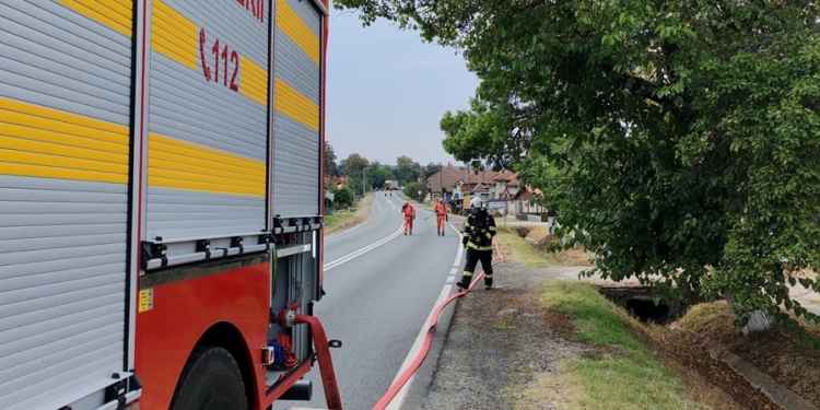 Alertă! Un camion care transporta o substanţă periculoasă s-a răsturnat la Coşava