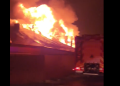 Bărbat mort în urma unui incendiu puternic la un complex de locuinţe sociale din Săcălaz