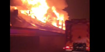 Bărbat mort în urma unui incendiu puternic la un complex de locuinţe sociale din Săcălaz
