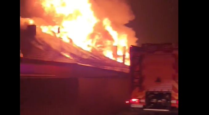 Bărbat mort în urma unui incendiu puternic la un complex de locuinţe sociale din Săcălaz