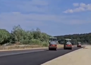 Se toarnă asfalt pe autostrada Margina–Holdea