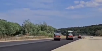 Se toarnă asfalt pe autostrada Margina–Holdea
