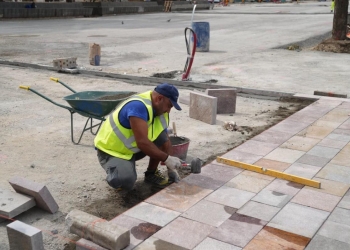 Modernizarea Pieței Traian din Timișoara, aproape de final. Se montează piatra naturală