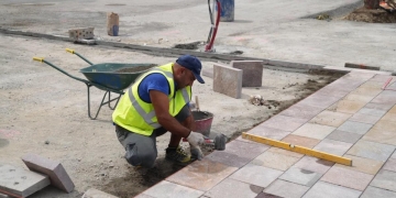 Modernizarea Pieței Traian din Timișoara, aproape de final. Se montează piatra naturală