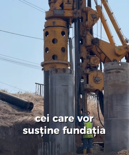 Șantierul de la pasajul Slavici–Polonă avansează. Echipele de muncitori lucrează zi și noapte