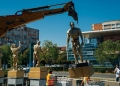 Platoul din fața Sălii Olimpia din Timișoara va fi refăcut. Statuile se întorc la proprietar