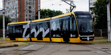 Noile tramvaie de mici dimensiuni care ajung la Timişoara, introduse inclusiv pe linii cu infrastructură mai uzată FOTO