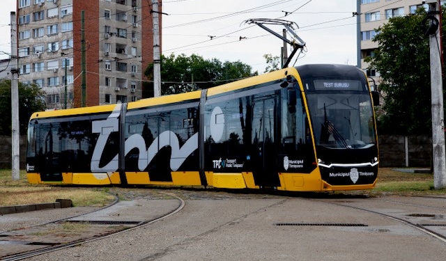 Noile tramvaie de mici dimensiuni, introduse inclusiv pe linii cu infrastructură mai uzată FOTO