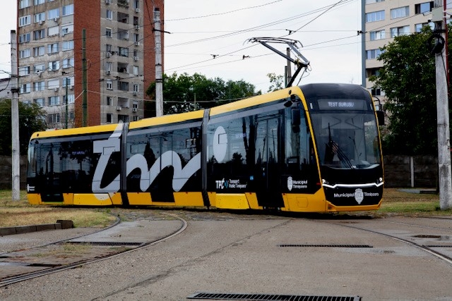 Noile tramvaie de mici dimensiuni, introduse inclusiv pe linii cu infrastructură mai uzată FOTO
