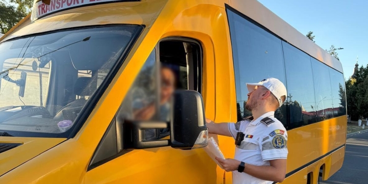 La un pas de tragedie în judeţul Timiş! Şoferul unui microbuz care transporta 14 elevi, beat la volan