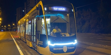 Primul tramvai scurt din noul lot de 10 vehicule a intrat în testele de omologare, la Timişoara FOTO