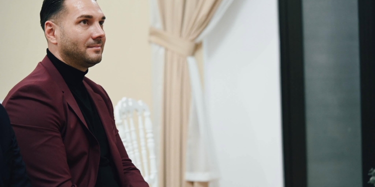 Inedit! Primarul comunei Remetea Mare şi-a făcut podcast, iar invitaţi sunt oameni cu poveşti impresionante