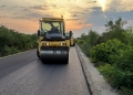Se toarnă asfaltul pe drumul Deta – Livezile, aflat în plin proces de reabilitare FOTO