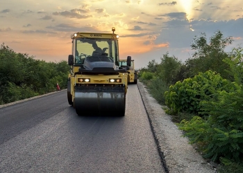 Avansează lucrările pe drumul Deta – Livezile! În aceste zile se toarnă asfaltul FOTO