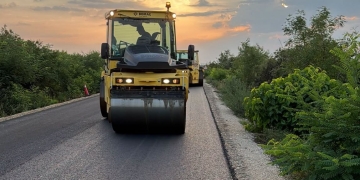 Se toarnă asfaltul pe drumul Deta – Livezile, aflat în plin proces de reabilitare FOTO