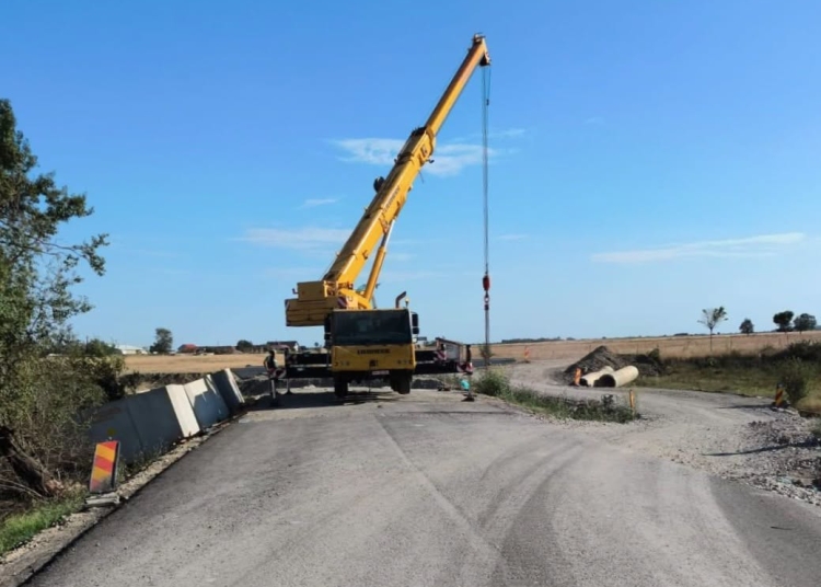 Avansează lucrările pe drumul Livezile – Cruceni! Urmează turnarea asfaltului FOTO