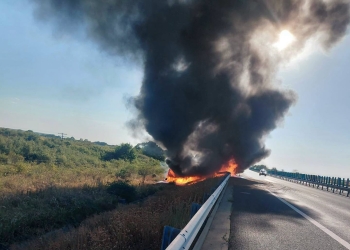 Incendiu uriaş pe autostrada A1, în judeţul Timiş! Un tir a luat foc FOTO