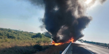 Incendiu uriaş pe autostrada A1, în judeţul Timiş! Un tir a luat foc FOTO