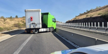 Atenţie, şoferi! Circulaţie blocată pe A6, sensul spre Lugoj, din cauza unui tir