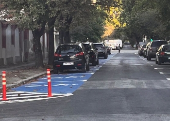Zonă de drop-off la Colegiul Bănăţean din Timişoara, rezervată pentru lăsarea și preluarea elevilor