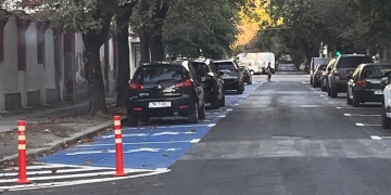 Zonă de drop-off la Colegiul Bănăţean din Timişoara, rezervată pentru lăsarea și preluarea elevilor