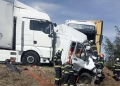 Două femei aflate într-un microbuz au murit după ce au fost strivite între două tiruri pe un drum din Banat FOTO
