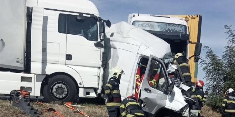 Două femei aflate într-un microbuz au murit după ce au fost strivite între două tiruri pe un drum din Banat FOTO
