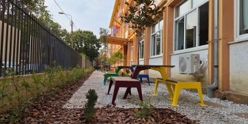 Liceul „Grigore Moisil” din Timişoara are o curte verde şi noi locuri de relaxare pentru elevi FOTO