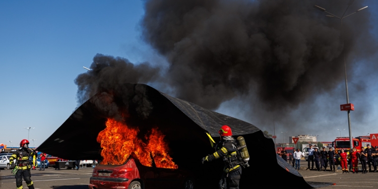 Exercițiu spectaculos de stingere a incendiilor auto la Timișoara. Pompierii ISU Timiș au prezentat o nouă tehnologie rezistentă la 2.500°C