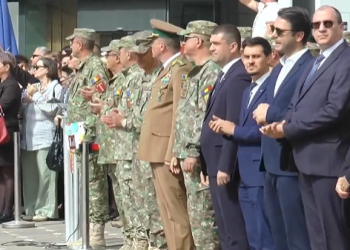 Ceremonial militar şi religios în centrul Timişoarei, cu ocazia primirii Drapelului de Luptă de către Spitalul Militar