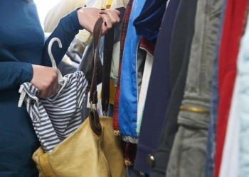 O femeie care a furat haine de 7.500 lei dintr-un magazin din Timişoara, după gratii