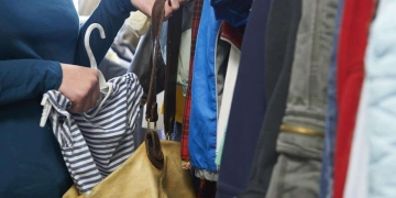 O femeie care a furat haine de 7.500 lei dintr-un magazin din Timişoara, după gratii