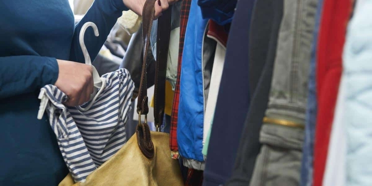 O femeie care a furat haine de 7.500 lei dintr-un magazin din Timişoara, după gratii