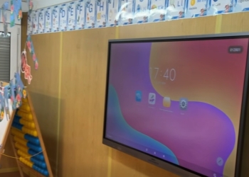 Dotări digitale complete în școlile și grădinițele din Remetea Mare și Ianova. Table inteligente instalate în toate sălile de clasă