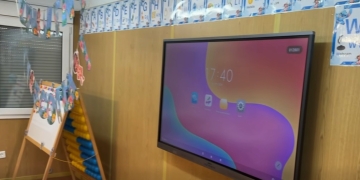 Dotări digitale complete în școlile și grădinițele din Remetea Mare și Ianova. Table inteligente instalate în toate sălile de clasă