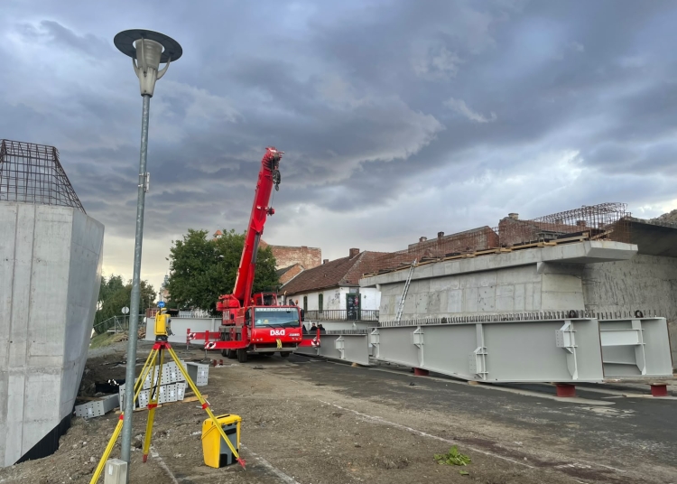 Începe montarea tablierului la Podul Muncii din Timişoara FOTO