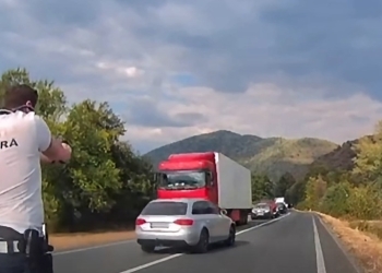 Urmărire spectaculoasă și focuri de armă pe DN6. Bărbat cu peste 20 de infracțiuni rutiere, oprit de polițiști la Băile Herculane