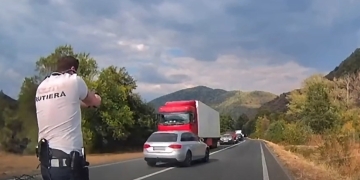 Urmărire spectaculoasă și focuri de armă pe DN6. Bărbat cu peste 20 de infracțiuni rutiere, oprit de polițiști la Băile Herculane