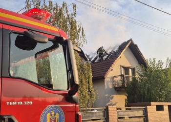 Incendii la două case din judeţul Timiş, joi dimineaţă