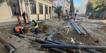 Regenerarea urbană din Traian avansează cu lucrări la rețeaua de termoficare din zona Pieței Romanilor