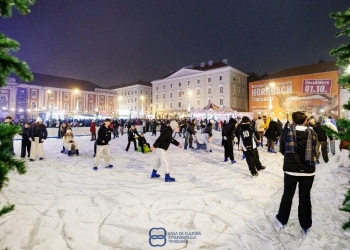 Brad de 20 de metri, patinoar-circuit şi un pian suspendat la Târgul de Crăciun din Timişoara