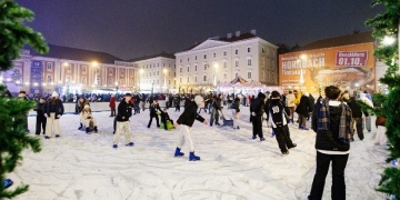 Brad de 20 de metri, patinoar-circuit şi un pian suspendat la Târgul de Crăciun din Timişoara