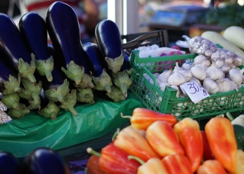 A început sezonul conservelor pentru iarnă! Ce legume găsesc timișorenii în piețele din oraș