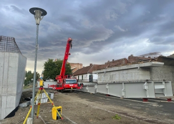 Se munceşte şi noaptea la Podul Muncii din Timişoara! Începe montarea grinzilor metalice ale tablierului FOTO