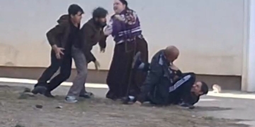 Profesor bătut în curtea unei şcoli din Timişoara de tatăl unui elev şi fratele acestuia! Agresorii au fost reţinuţi