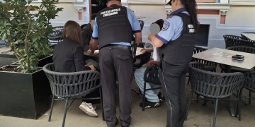 Zeci de terase fără autorizaţie, la Timişoara! Poliţiştii locali au aplicat numeroase amenzi